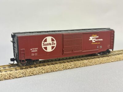 ATSF 13594 Santa Fe „Super Shock Control - A smoother Ride“ - 50' Steel Boxcar - RTR